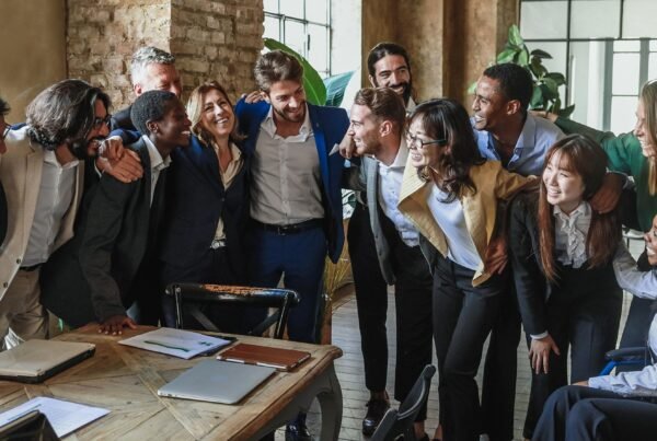 Equipe de trabalho diversa, abraçada e unida