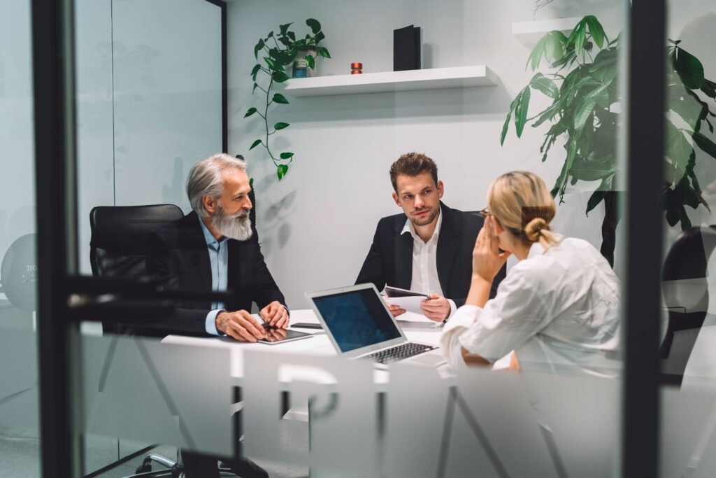 Equipe de trabalho com profissonais de idades diferentes