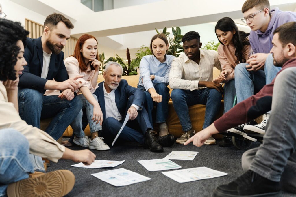 pessoas de gerações diferentes em dinâmica no trabalho